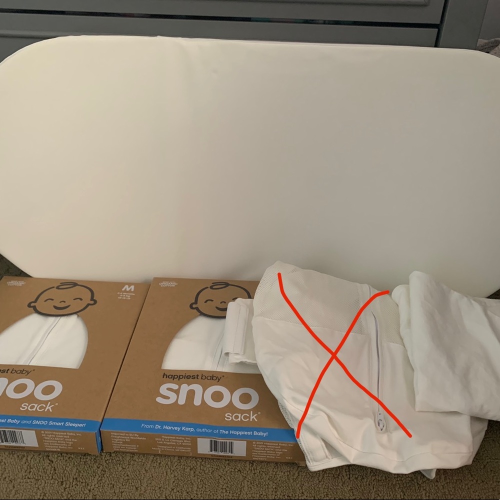 Like new SNOO bundle - mattress, sheet, sacks (2)